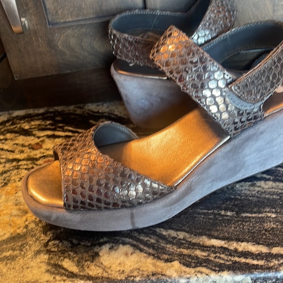 Size 9 Johnston and Murphy Wedge Sandals - Picture 6 of 7